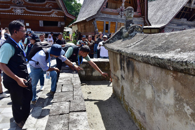 Tim Asesor UNESCO saat meninjau geosite Kaldera Toba di Samosir. [Istimewa]